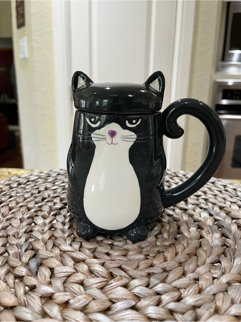 Ceramic Black & White Grumpy Cat Mug with Lid - Cute Pet Design
